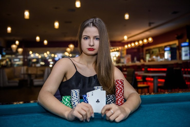 tt789 app showing Diamond Empire roulette table with betting layout and live chat